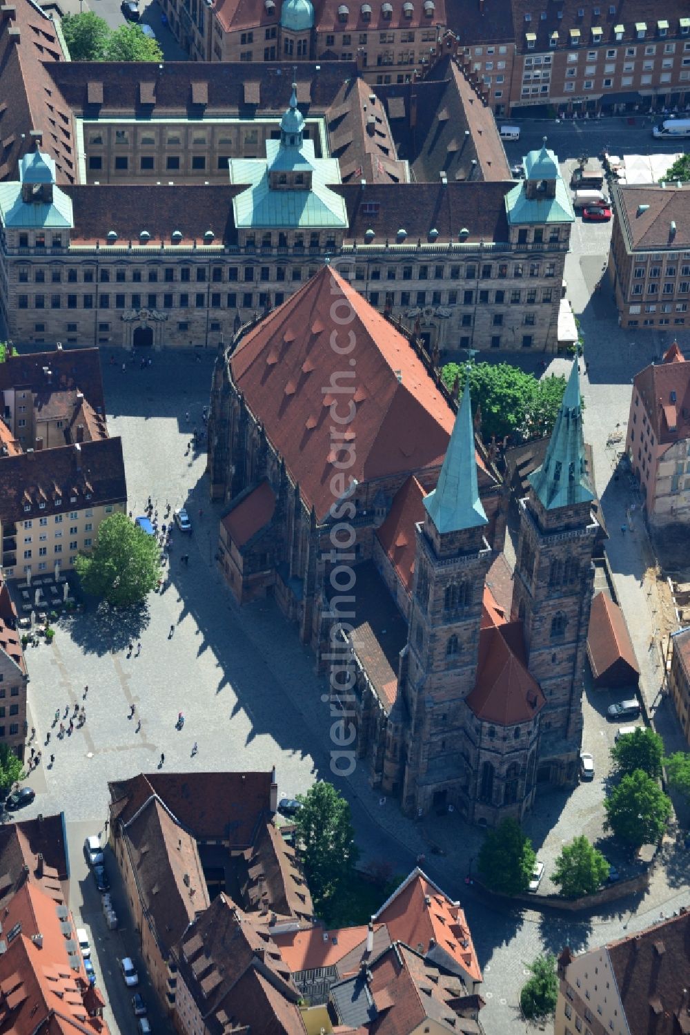 Nürnberg from the bird's eye view: Church building in St. Lorenz - Lorenzkirche on Lorenzer Platz Old Town- center of downtown in the district Mitte in Nuremberg in the state Bavaria, Germany