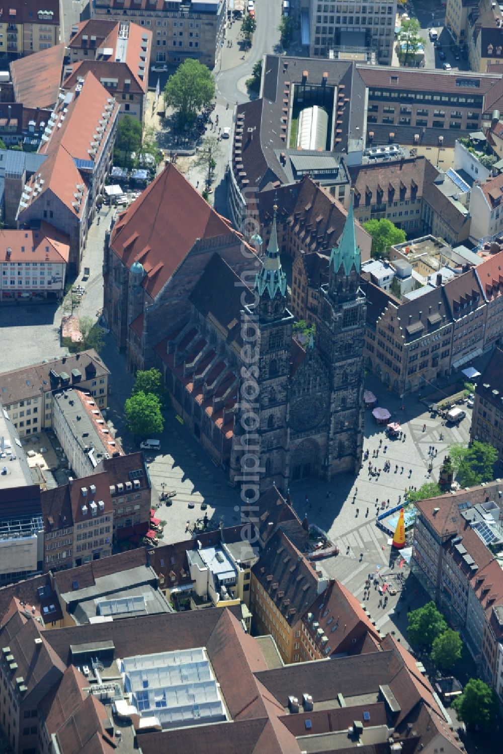 Aerial photograph Nürnberg - Church building in St. Lorenz - Lorenzkirche on Lorenzer Platz Old Town- center of downtown in the district Mitte in Nuremberg in the state Bavaria, Germany