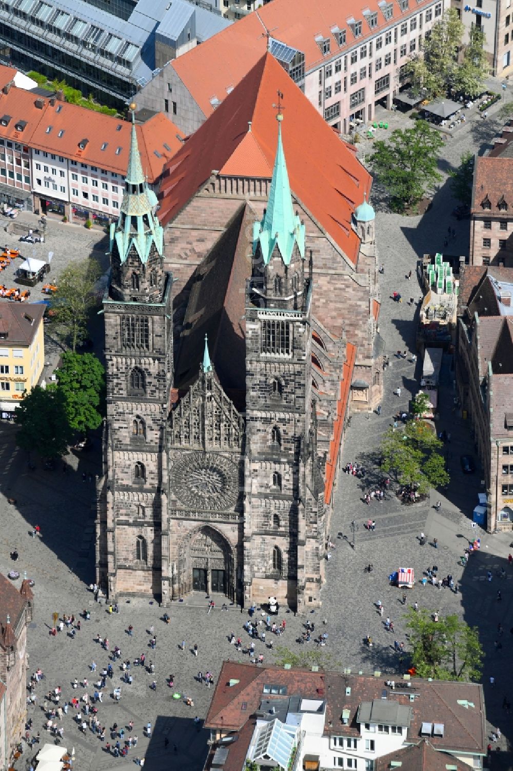 Nürnberg from above - Church building in St. Lorenz - Lorenzkirche on Lorenzer Platz Old Town- center of downtown in the district Mitte in Nuremberg in the state Bavaria, Germany