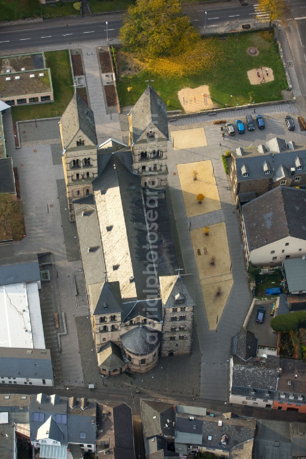 Aerial photograph Andernach - Church building of the cathedral of Maria Himmelfahrt Liebfrauenkirche – Mariendom in Andernach in the state Rhineland-Palatinate