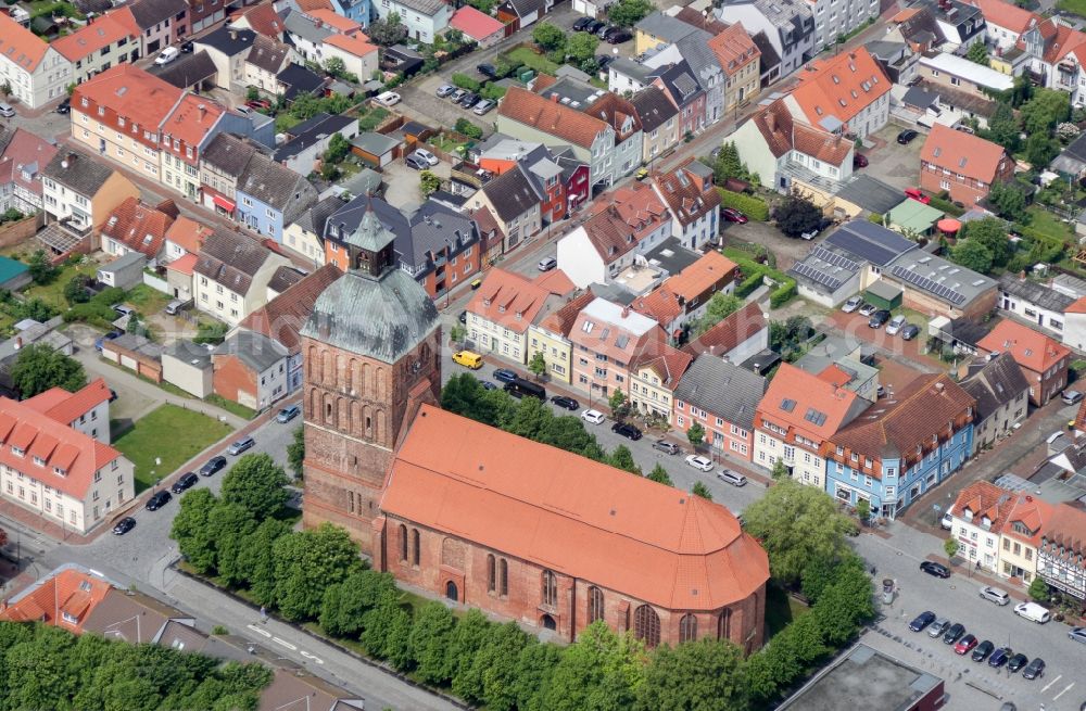 Aerial photograph Ribnitz-Damgarten - Church building in St. Marien Old Town- center of downtown in Ribnitz-Damgarten in the state Mecklenburg - Western Pomerania, Germany