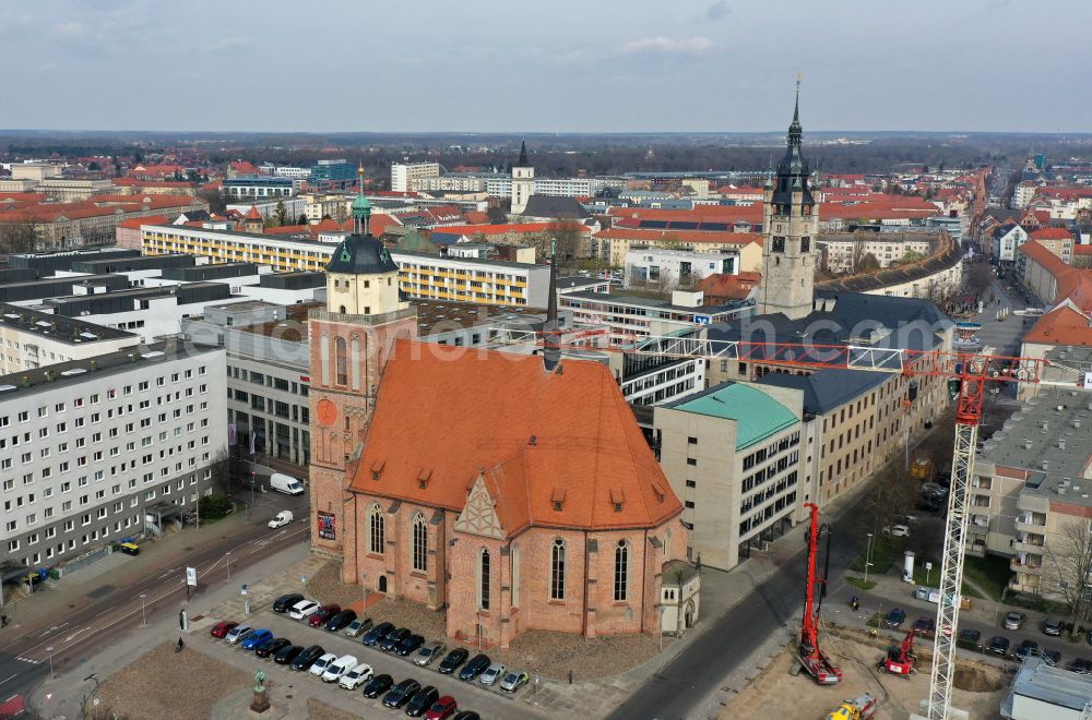 Aerial photograph Dessau - Church building in Marienkirche Old Town- center of downtown on place Schlossplatz in Dessau in the state Saxony-Anhalt, Germany