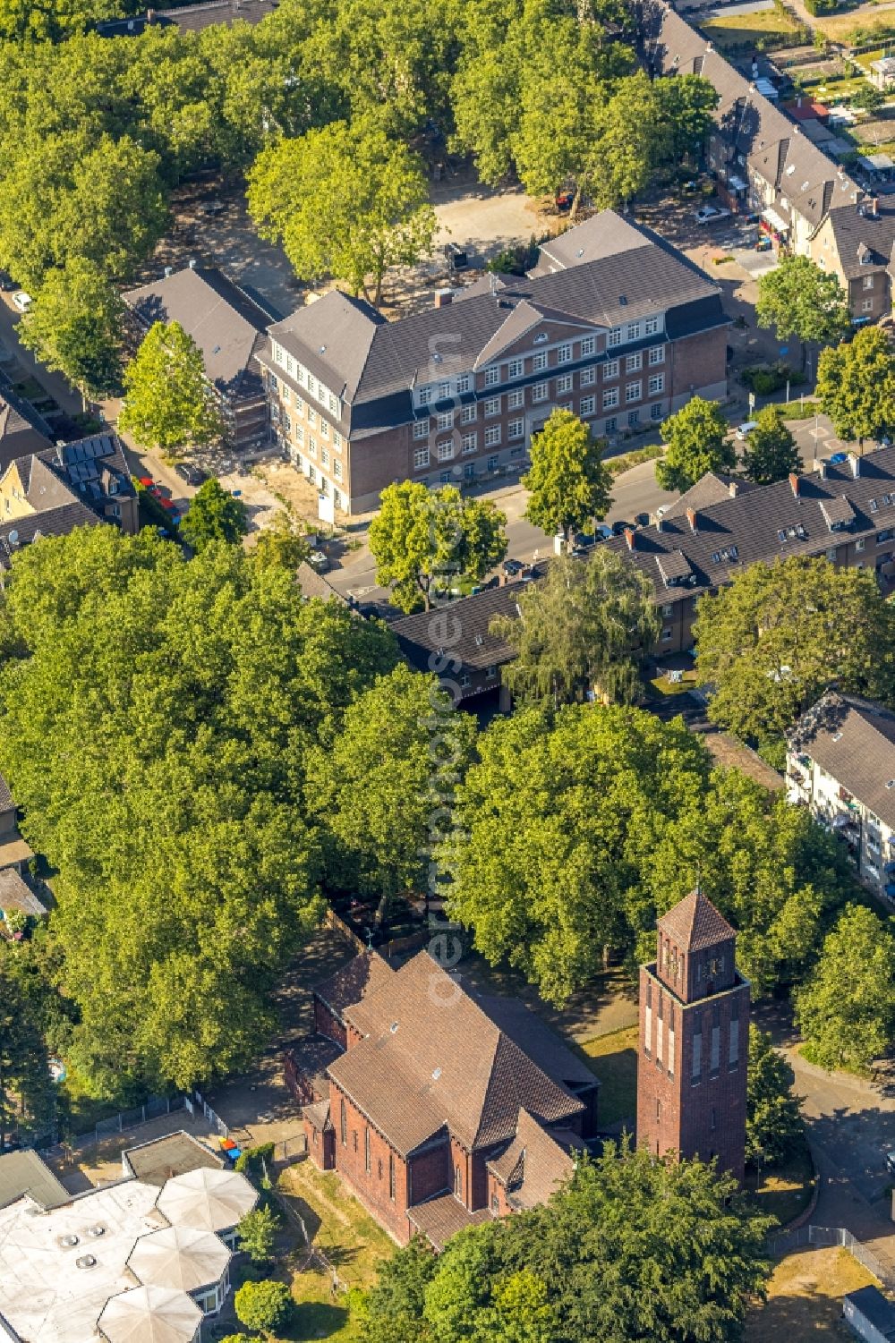 Aerial photograph Dinslaken - Church building Marienkirche in Dinslaken at Ruhrgebiet in the state North Rhine-Westphalia, Germany