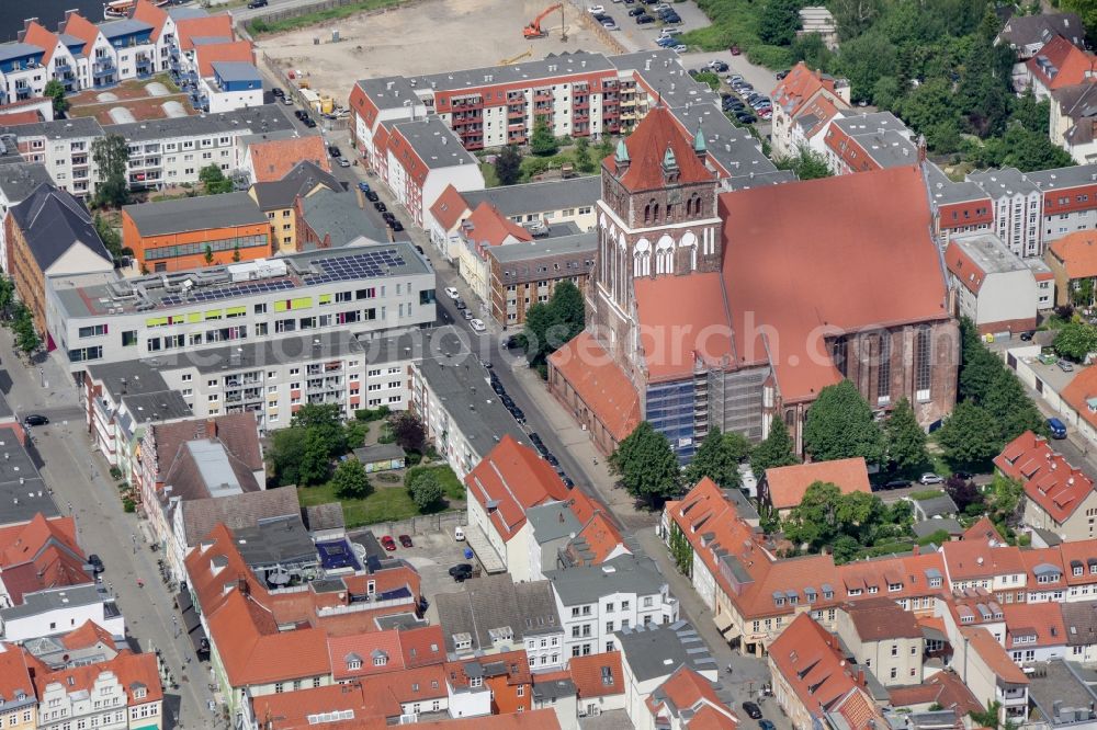 Aerial image Greifswald - Church building of the St. Mary's Church in Greifswald in the federal state of Mecklenburg-Vorpommern, Germany. The evangelical St. Mary's Church, popularly also known as Fat Marie, is the oldest of the three major city churches of Greifswald, built in the style of the North German brick Gothic