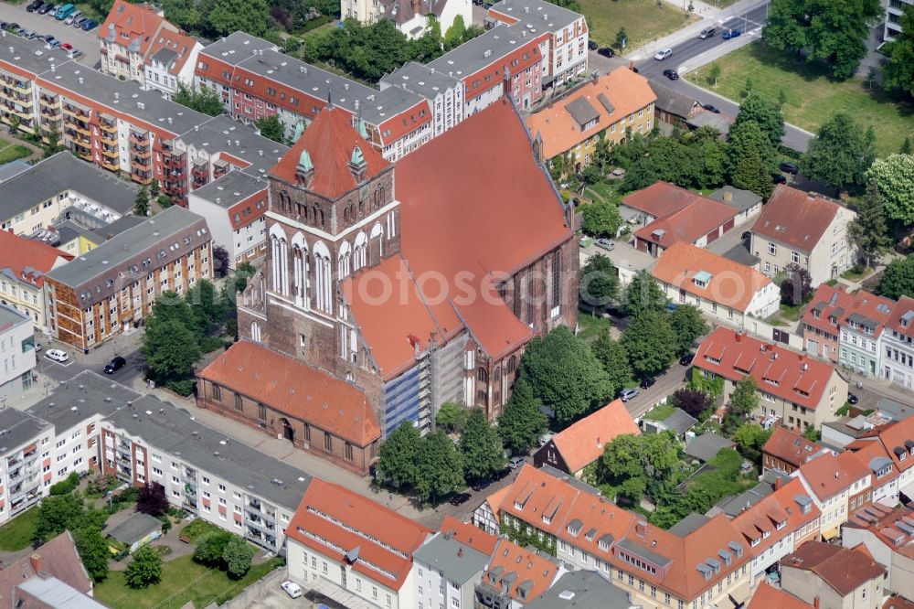 Aerial photograph Greifswald - Church building of the St. Mary's Church in Greifswald in the federal state of Mecklenburg-Vorpommern, Germany. The evangelical St. Mary's Church, popularly also known as Fat Marie, is the oldest of the three major city churches of Greifswald, built in the style of the North German brick Gothic