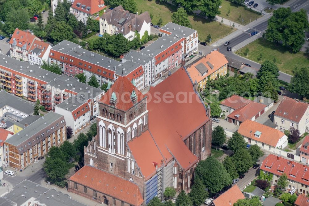 Aerial image Greifswald - Church building of the St. Mary's Church in Greifswald in the federal state of Mecklenburg-Vorpommern, Germany. The evangelical St. Mary's Church, popularly also known as Fat Marie, is the oldest of the three major city churches of Greifswald, built in the style of the North German brick Gothic