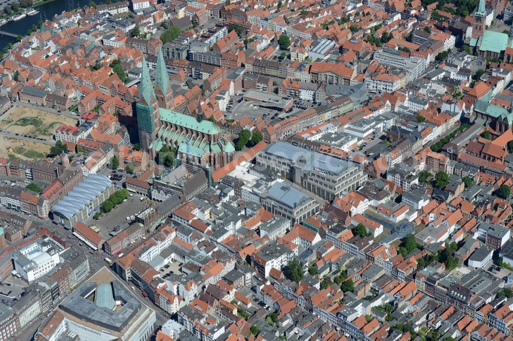 Lübeck from the bird's eye view: Church building in Marienkirche on Marienkirchhof Old Town- center of downtown in Luebeck in the state Schleswig-Holstein