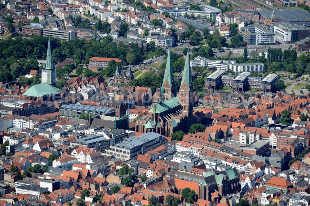 Aerial photograph Lübeck - Church building in Marienkirche on Marienkirchhof Old Town- center of downtown in Luebeck in the state Schleswig-Holstein