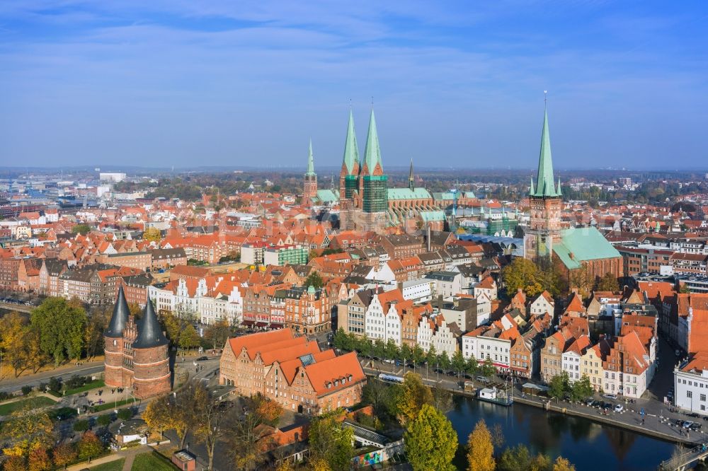 Lübeck from the bird's eye view: Church building in Marienkirche on Marienkirchhof Old Town- center of downtown in Luebeck in the state Schleswig-Holstein