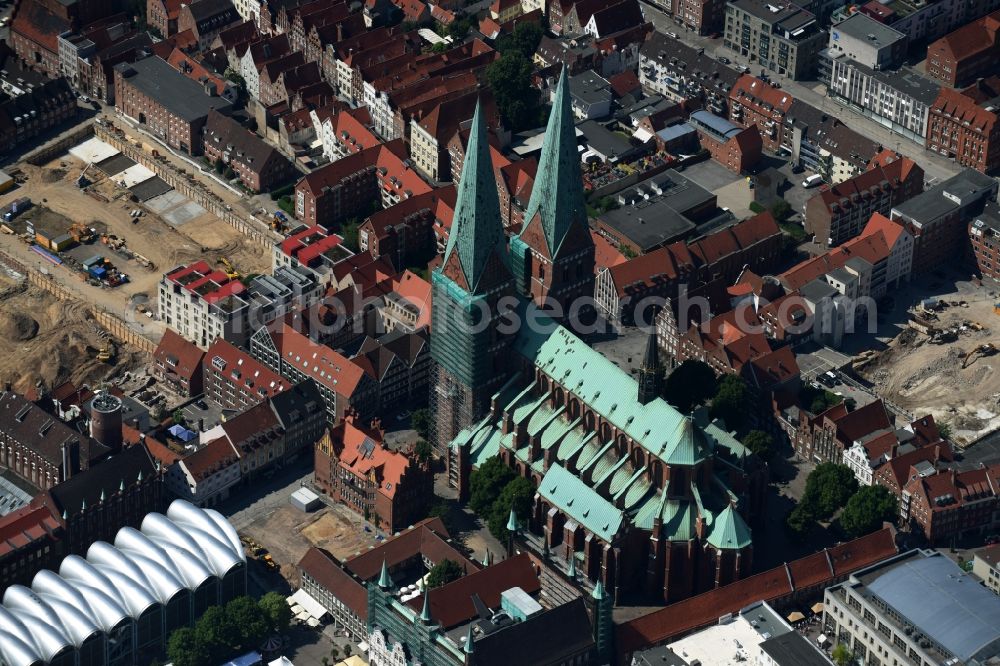 Aerial photograph Lübeck - Church building in Marienkirche on Marienkirchhof Old Town- center of downtown in Luebeck in the state Schleswig-Holstein