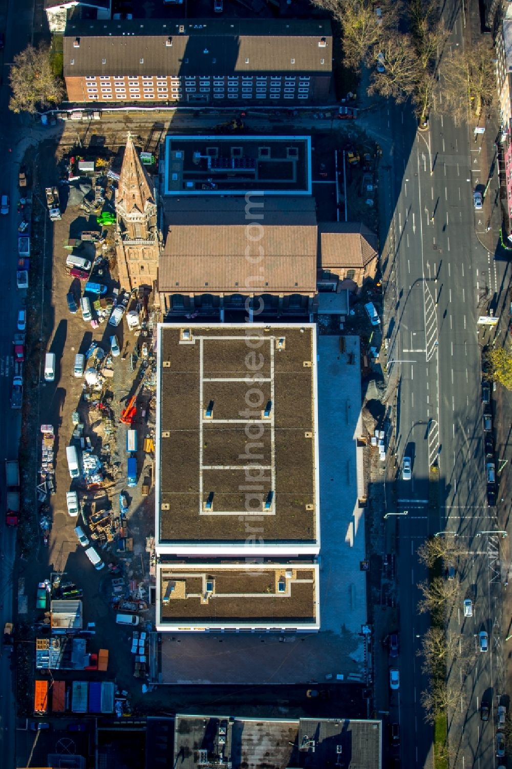 Bochum from above - Church building Marienkirche at the Marienplatz with the almost finished construction site of the Bochum Symphony in Bochum in the state North Rhine-Westphalia