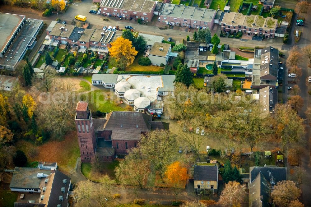 Dinslaken from the bird's eye view: Church building Marienkirche in the district Eppinghoven in Dinslaken in the state North Rhine-Westphalia