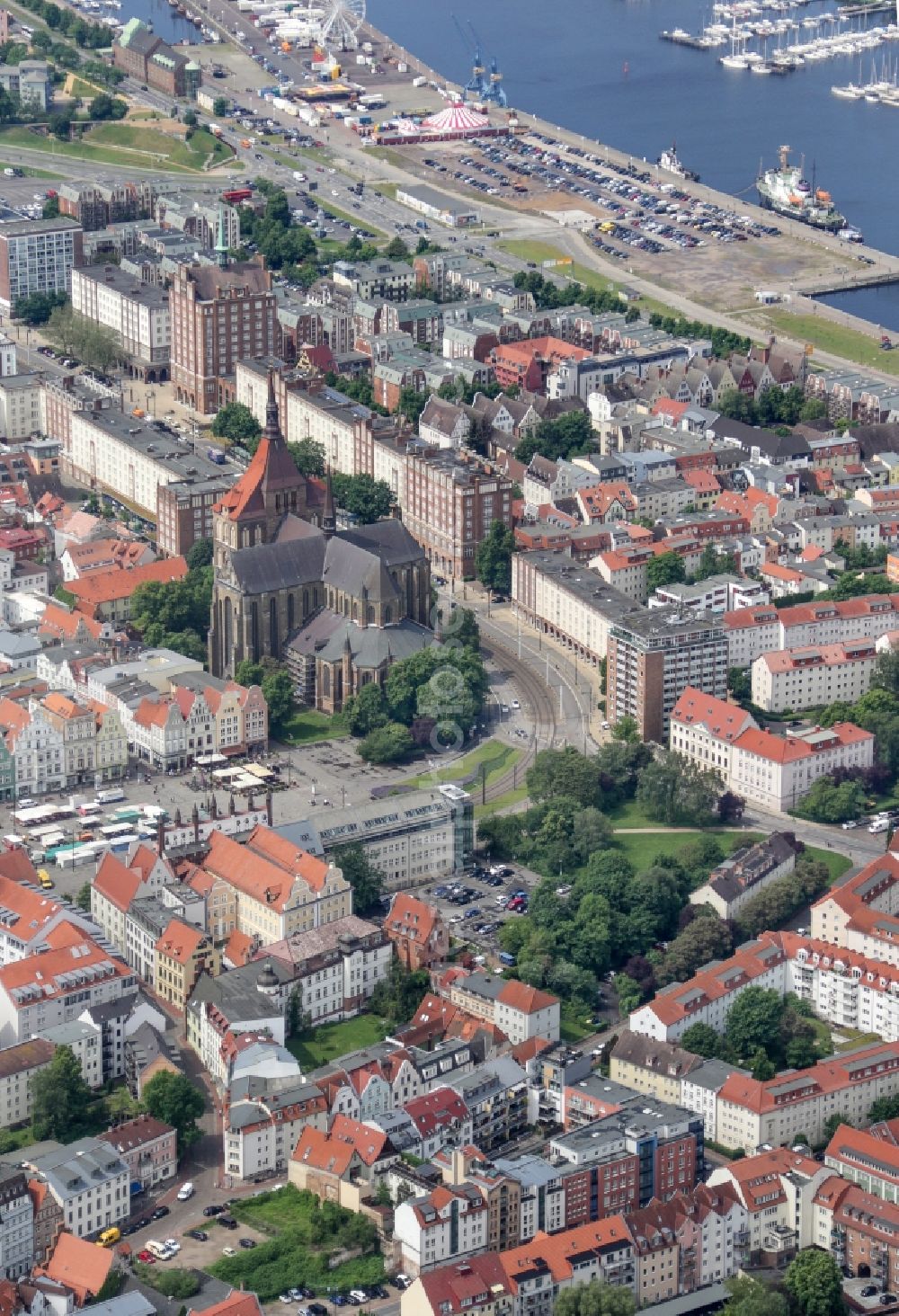 Rostock from the bird's eye view: Church building Marienkirche in Rostock in the state Mecklenburg - Western Pomerania, Germany