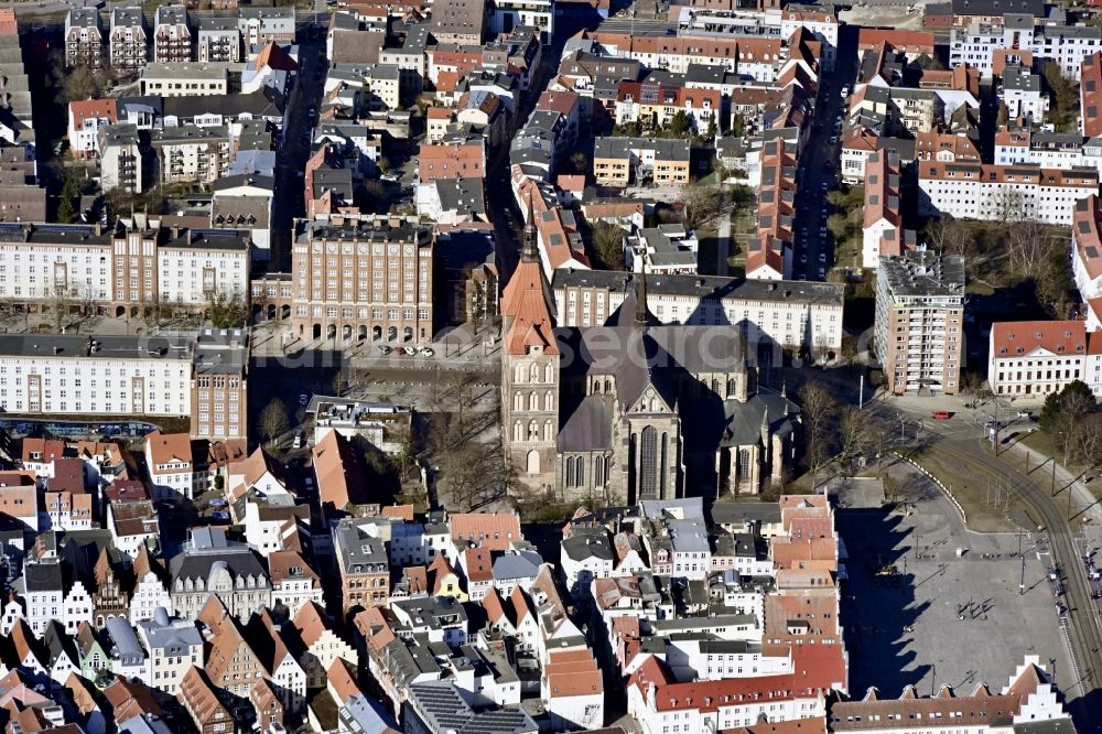 Aerial photograph Rostock - Church building in Marienkirche Old Town- center of downtown in Rostock in the state Mecklenburg - Western Pomerania, Germany