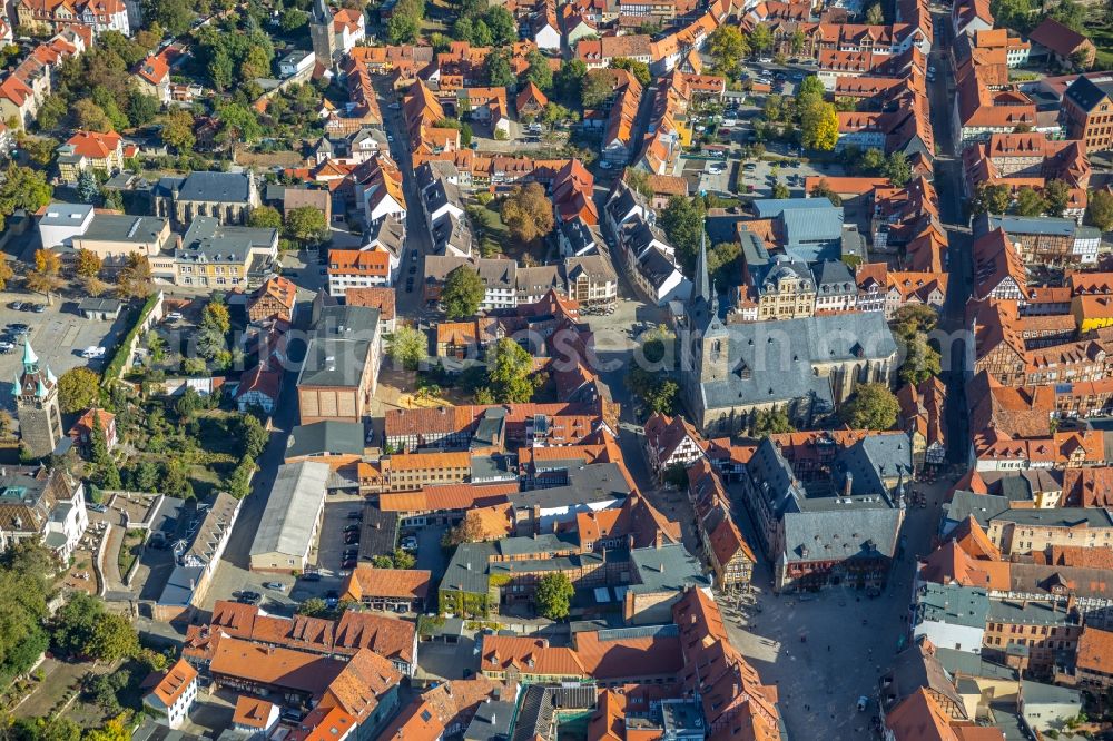 Quedlinburg from the bird's eye view: Church building of Marktkirche St. Benediktii on Marktkirchhof in Quedlinburg in the state Saxony-Anhalt, Germany