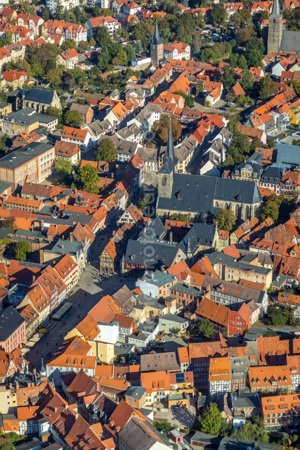 Aerial image Quedlinburg - Church building of Marktkirche St. Benediktii on Marktkirchhof in Quedlinburg in the state Saxony-Anhalt, Germany