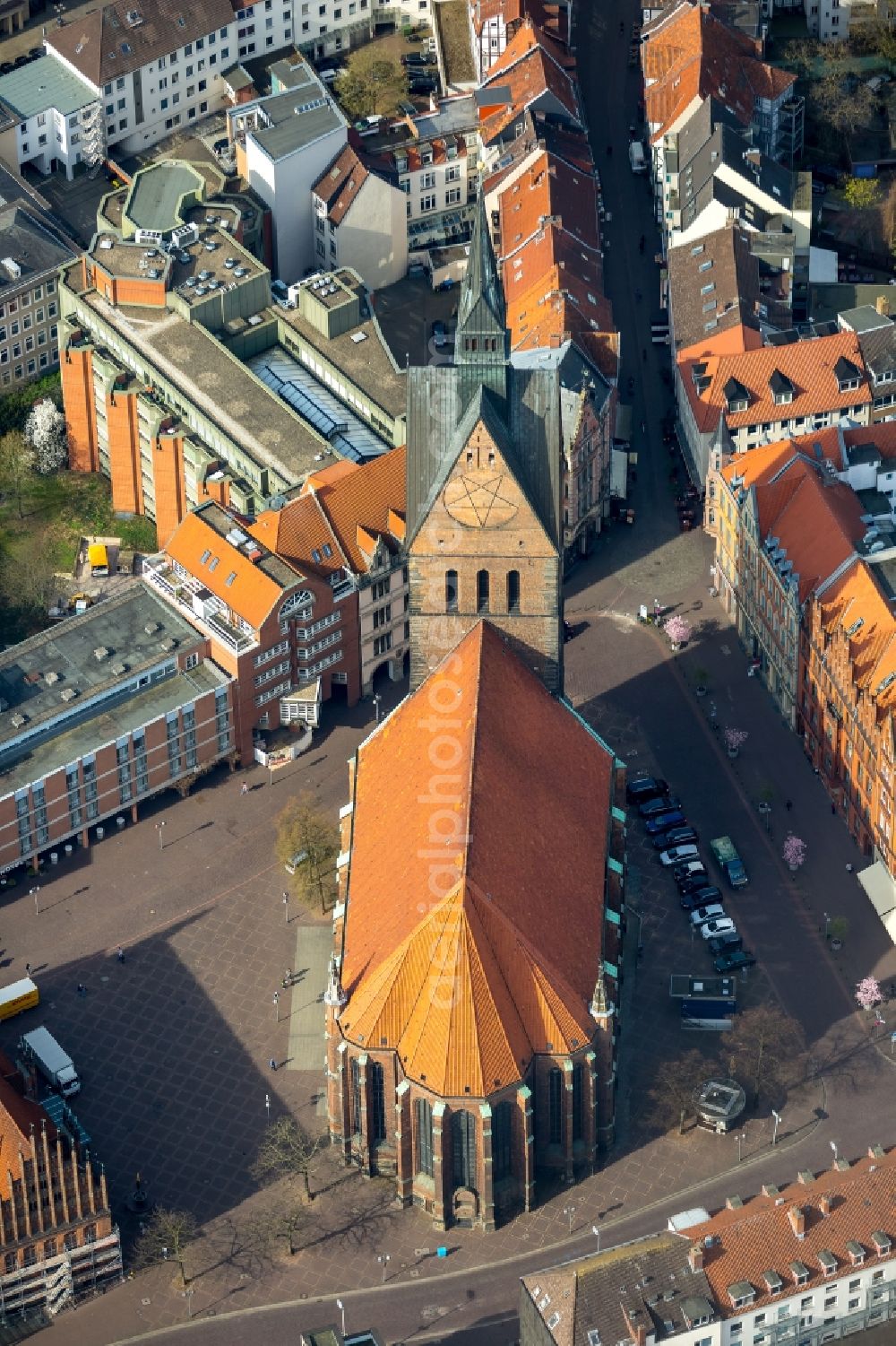 Hannover from the bird's eye view: Church building Marktkirche on Hanns-Lilje-Platz in Hannover in the state Lower Saxony