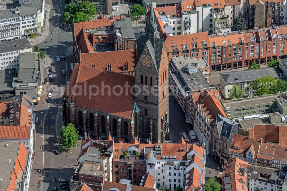 Hannover from the bird's eye view: Church building Marktkirche on Hanns-Lilje-Platz in Hannover in the state Lower Saxony