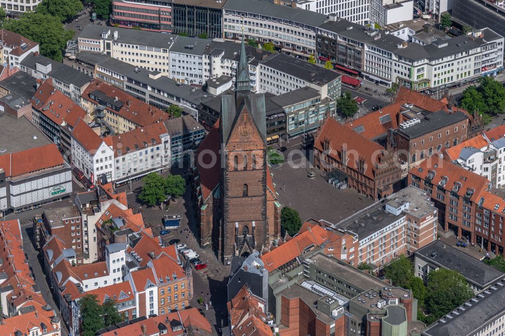 Hannover from above - Church building Marktkirche on Hanns-Lilje-Platz in Hannover in the state Lower Saxony