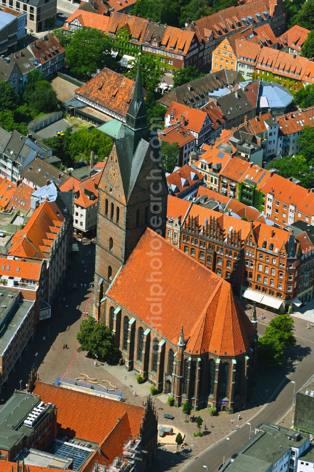 Hannover from the bird's eye view: Church building Marktkirche on Hanns-Lilje-Platz in Hannover in the state Lower Saxony