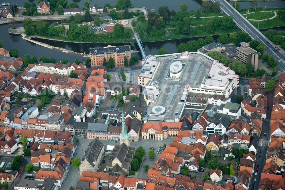 Hameln from the bird's eye view: Church building in of Marktkirche St. Nicolai Old Town- center of downtown in Hameln in the state Lower Saxony, Germany