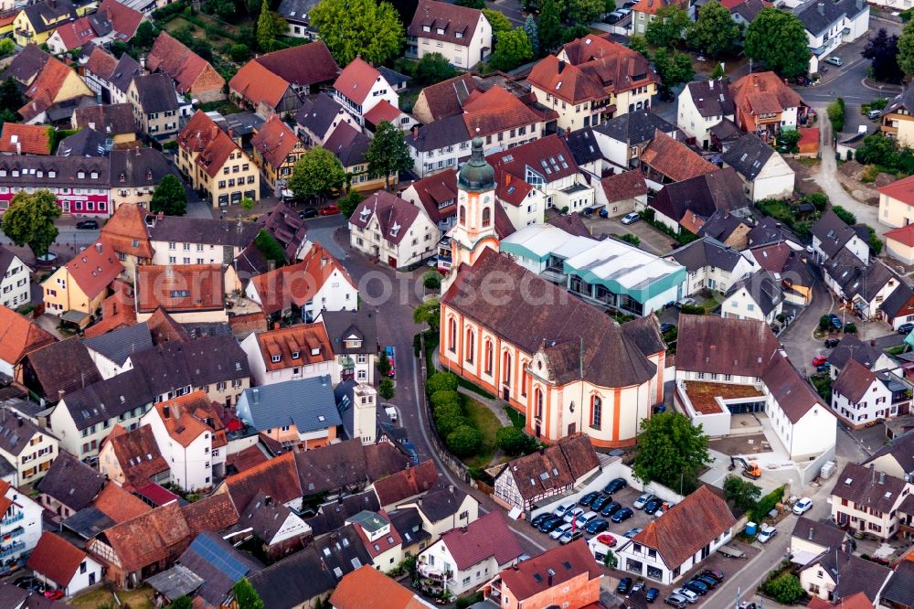 Aerial photograph Riegel am Kaiserstuhl - Church building in of the Church of St. Martin in Old Town- center of downtown in Riegel am Kaiserstuhl in the state Baden-Wuerttemberg, Germany