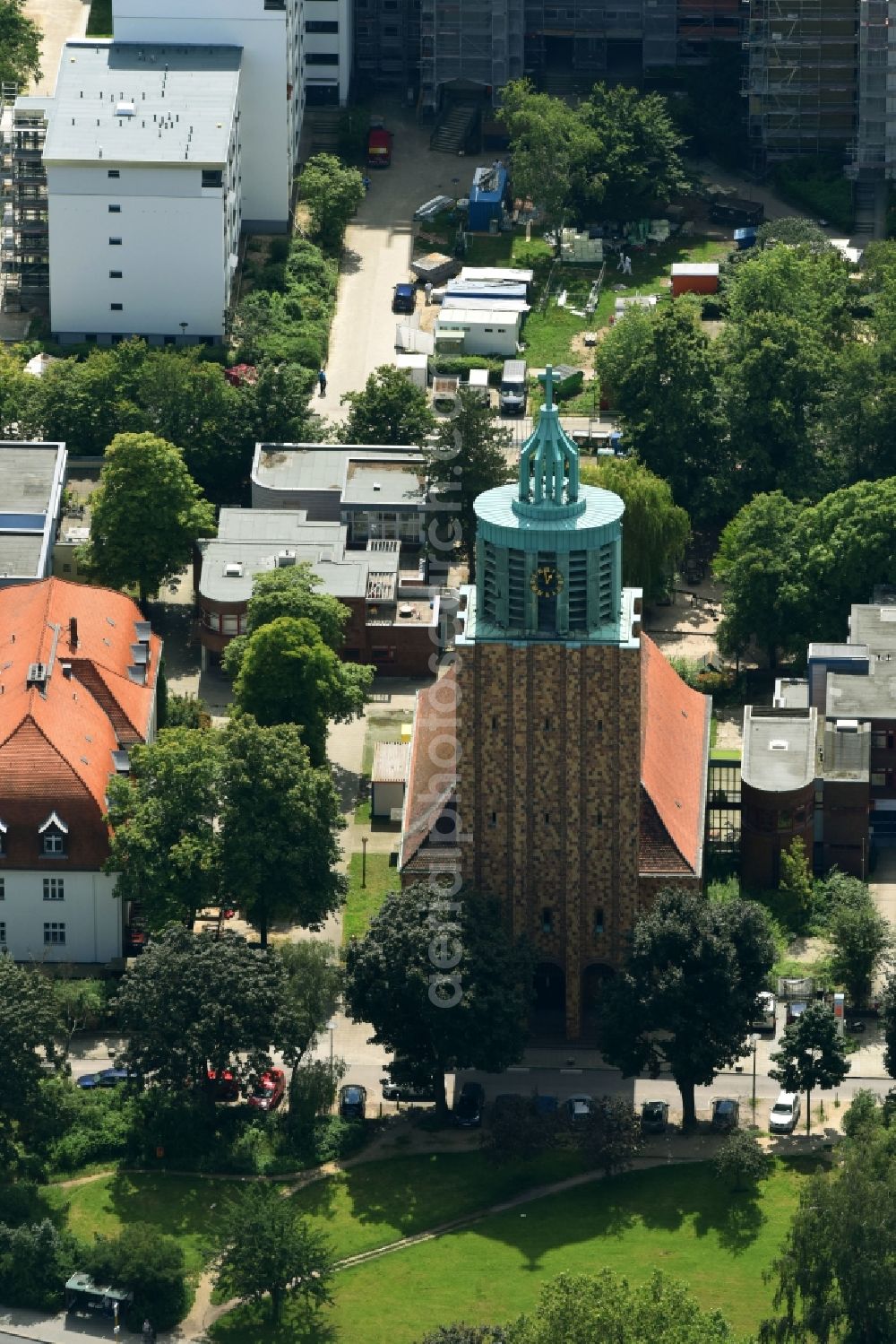 Aerial photograph Berlin - Church building Martin-Luther-Gedaechtnis-Kirche of Evangelischen Kirchengemeinde in the district Mariendorf in Berlin, Germany