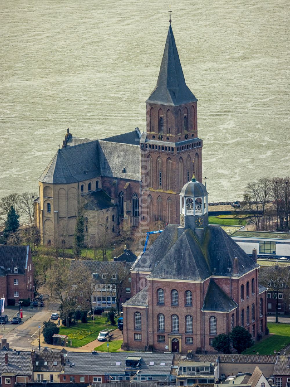 Emmerich am Rhein from the bird's eye view: Church building St. Martini on the Rhine promenade with the river Rhine in Emmerich am Rhein in the state North Rhine-Westphalia, Germany