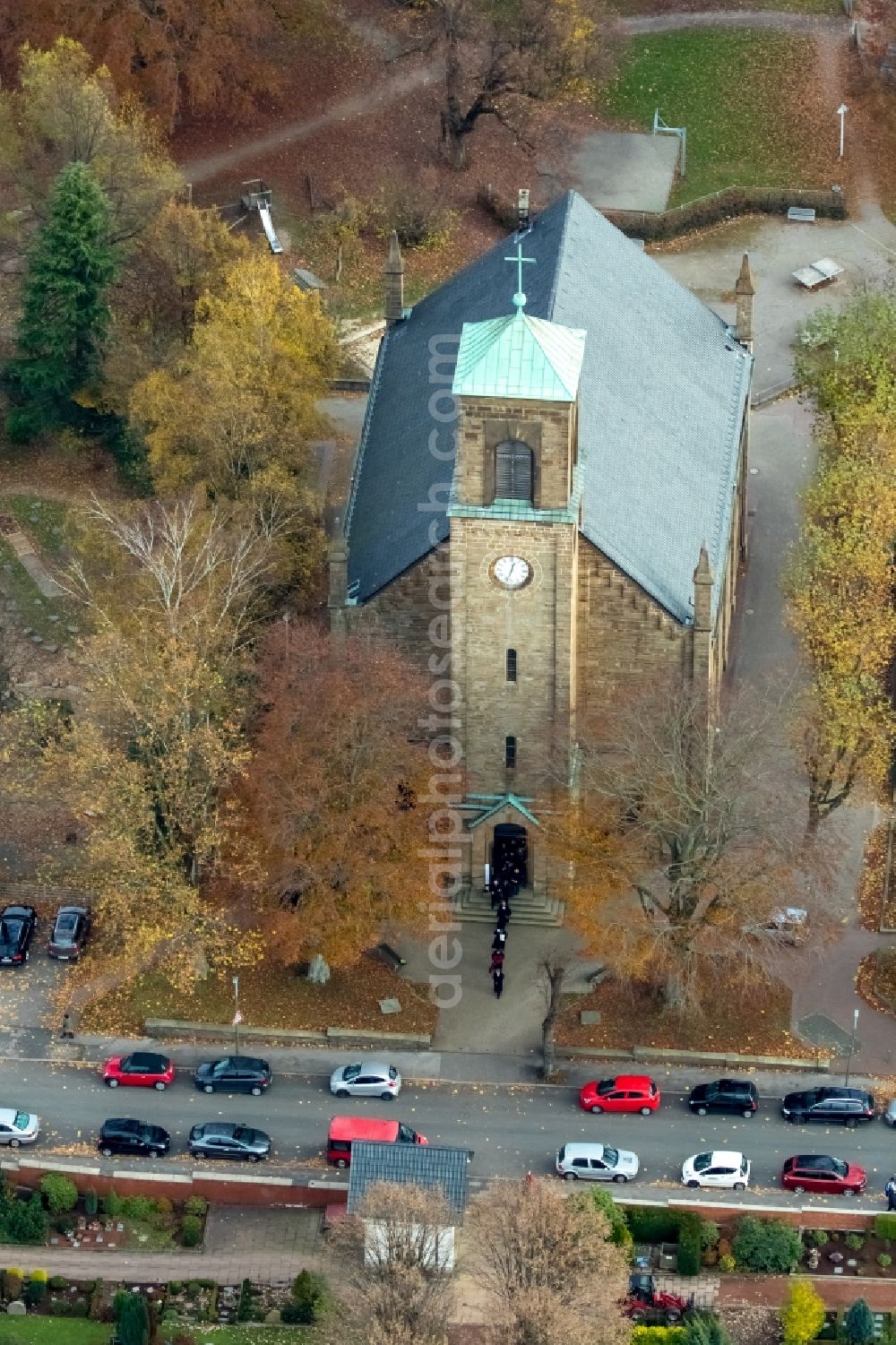 Aerial image Bochum - Church building of the protestant Matthew Church on Matthaeusstrasse in the district Weitmar in Bochum at Ruhrgebiet in the state of North Rhine-Westphalia, Germany