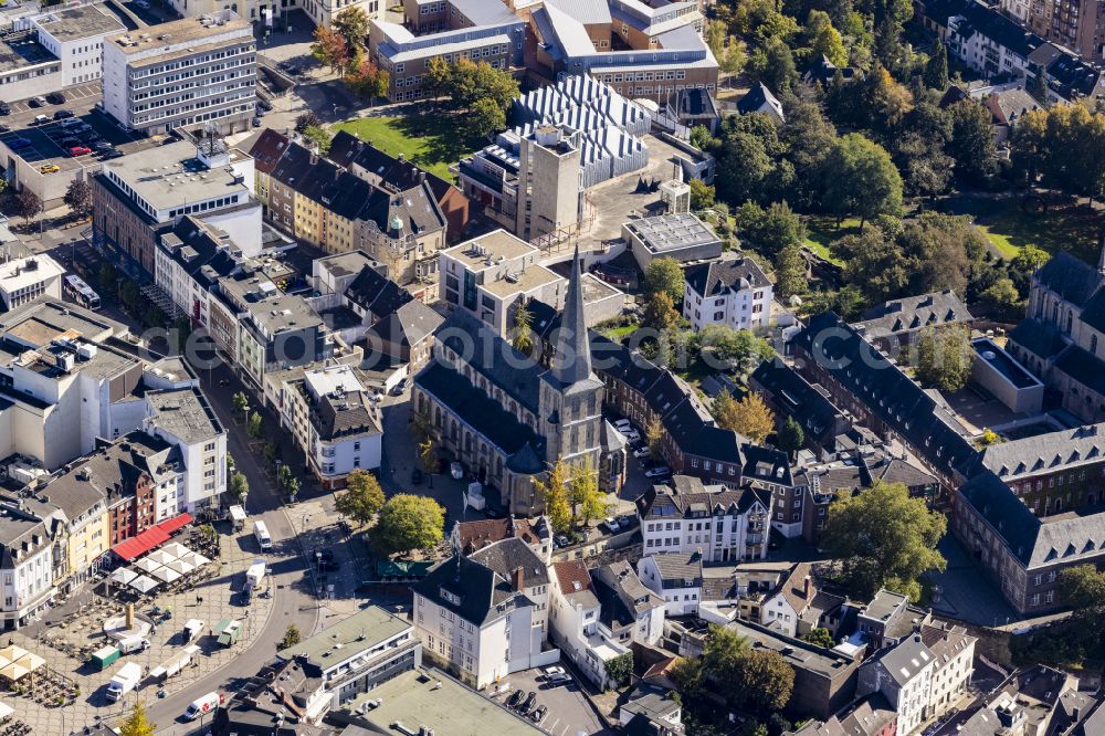 Aerial photograph Mönchengladbach - Church building of St. Mariae Assumption in the old town center of the city center on Kirchplatz in Moenchengladbach in the federal state of North Rhine-Westphalia, Germany