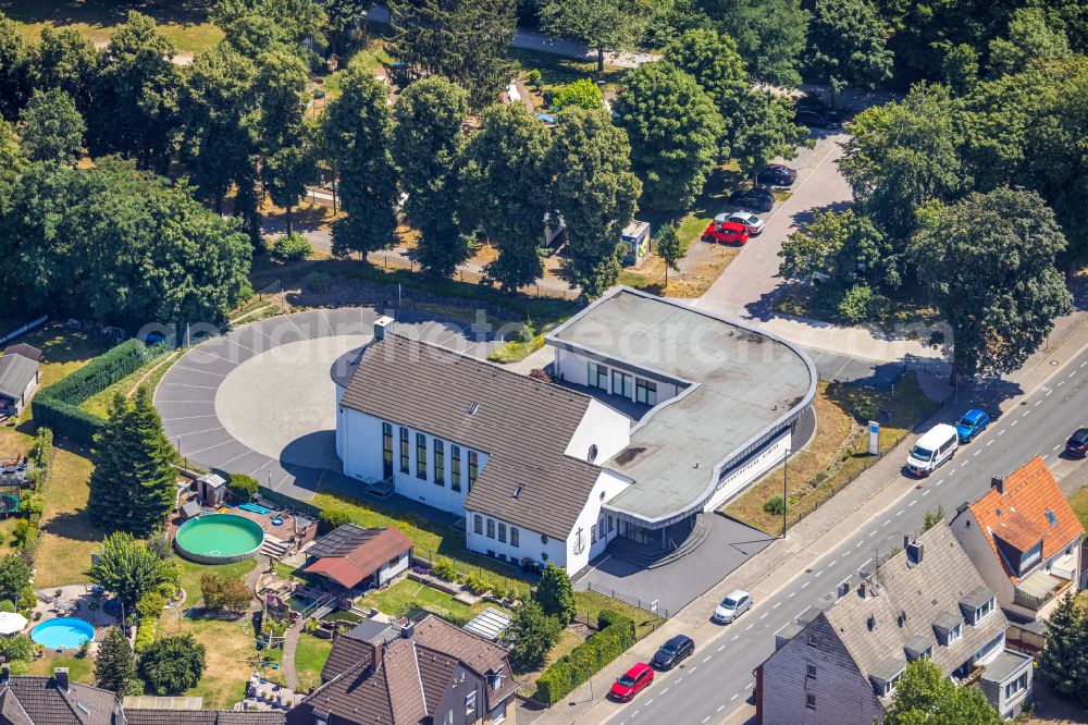 Aerial image Castrop-Rauxel - Church building der Neuapostolische Kirche Bezirk Herne, of Gemeinde Castrop-Rauxel-Nord in Castrop-Rauxel at Ruhrgebiet in the state North Rhine-Westphalia, Germany