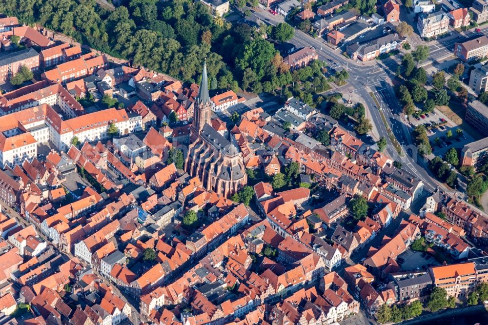 Lüneburg from the bird's eye view: Church building in St. Nicolai in Old Town- center of downtown in Lueneburg in the state Lower Saxony, Germany