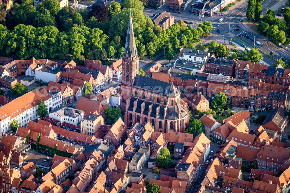 Aerial photograph Lüneburg - Church building of St. Nicolai in Old Town- center of downtown in Lueneburg in the state Lower Saxony, Germany