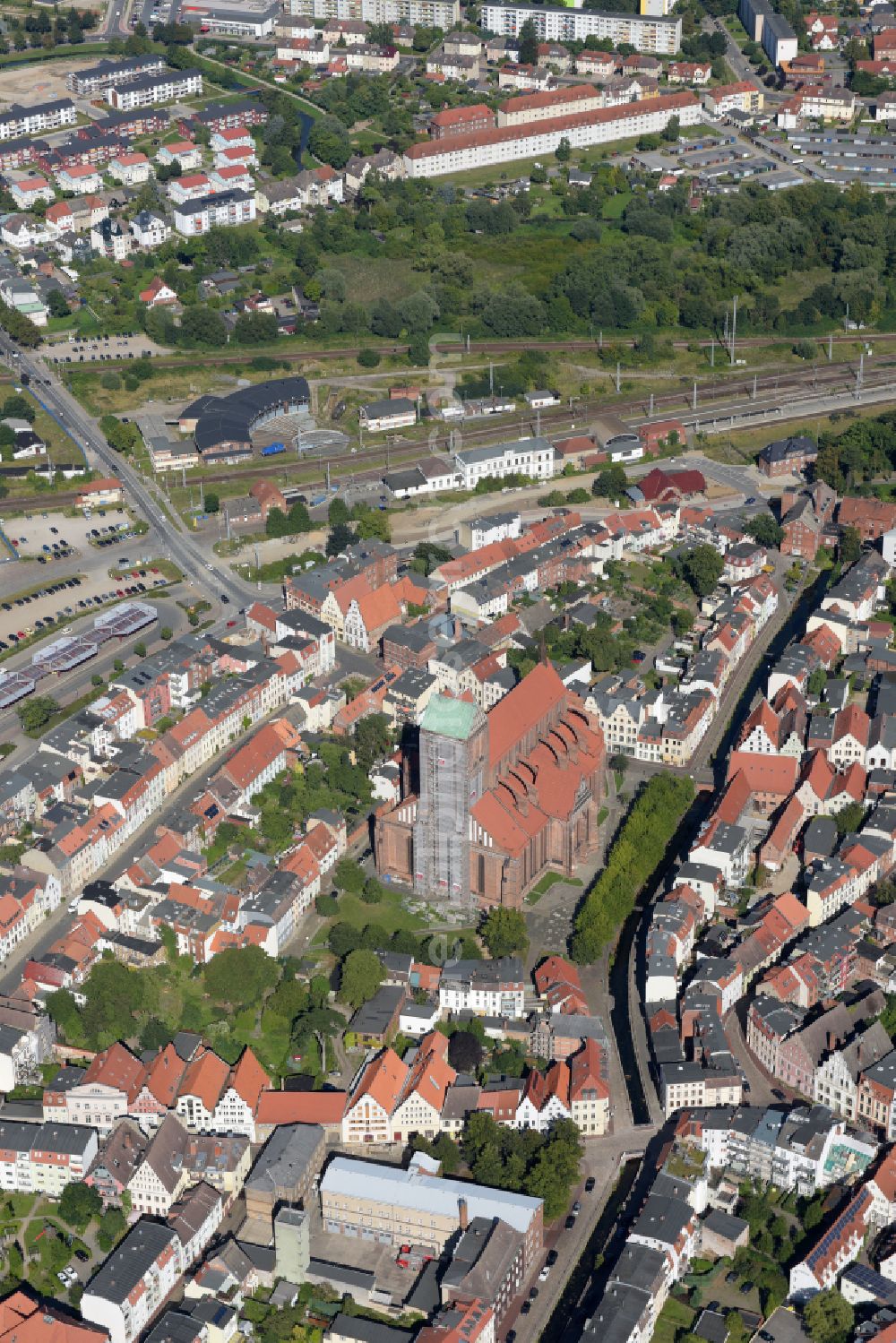 Aerial photograph Hansestadt Wismar - Church building St. Nikolai on street St.-Nikolai-Kirchhof in Wismar in the state Mecklenburg - Western Pomerania, Germany