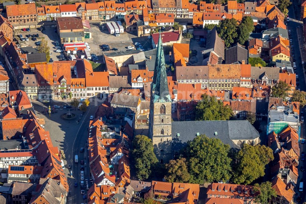 Quedlinburg from the bird's eye view: Church building of St. Nikolaikirche on Neustaedter Kirchhof in Quedlinburg in the state Saxony-Anhalt, Germany