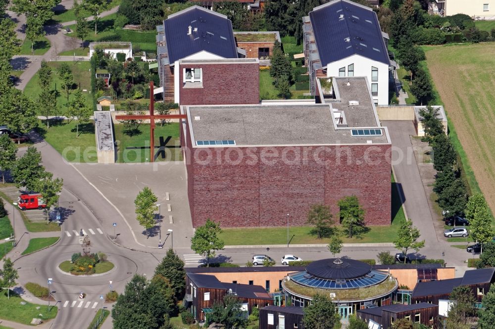 Neuried from the bird's eye view: Church building St. Nikolaus and Kindergarten am Maxhofweg in Neuried in the state Bavaria