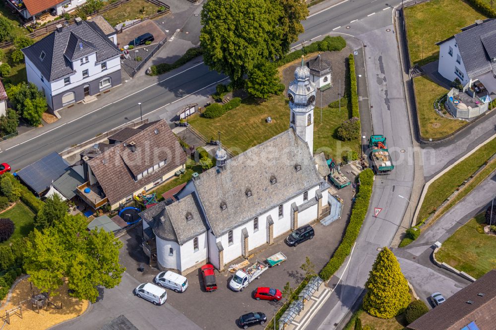 Aerial photograph Beckum - Church building St. Nikolaus-Kirche on street Nikolausstrasse in Beckum in the state North Rhine-Westphalia, Germany