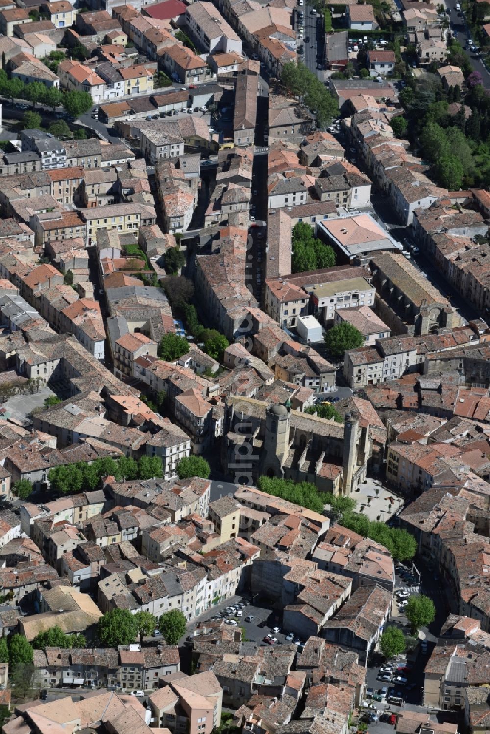 Aerial photograph Clermont-l'Hérault - Church building in Paroisse an der Rue Louis Blanc Old Town- center of downtown in Clermont-l'Herault in Languedoc-Roussillon Midi-Pyrenees, France
