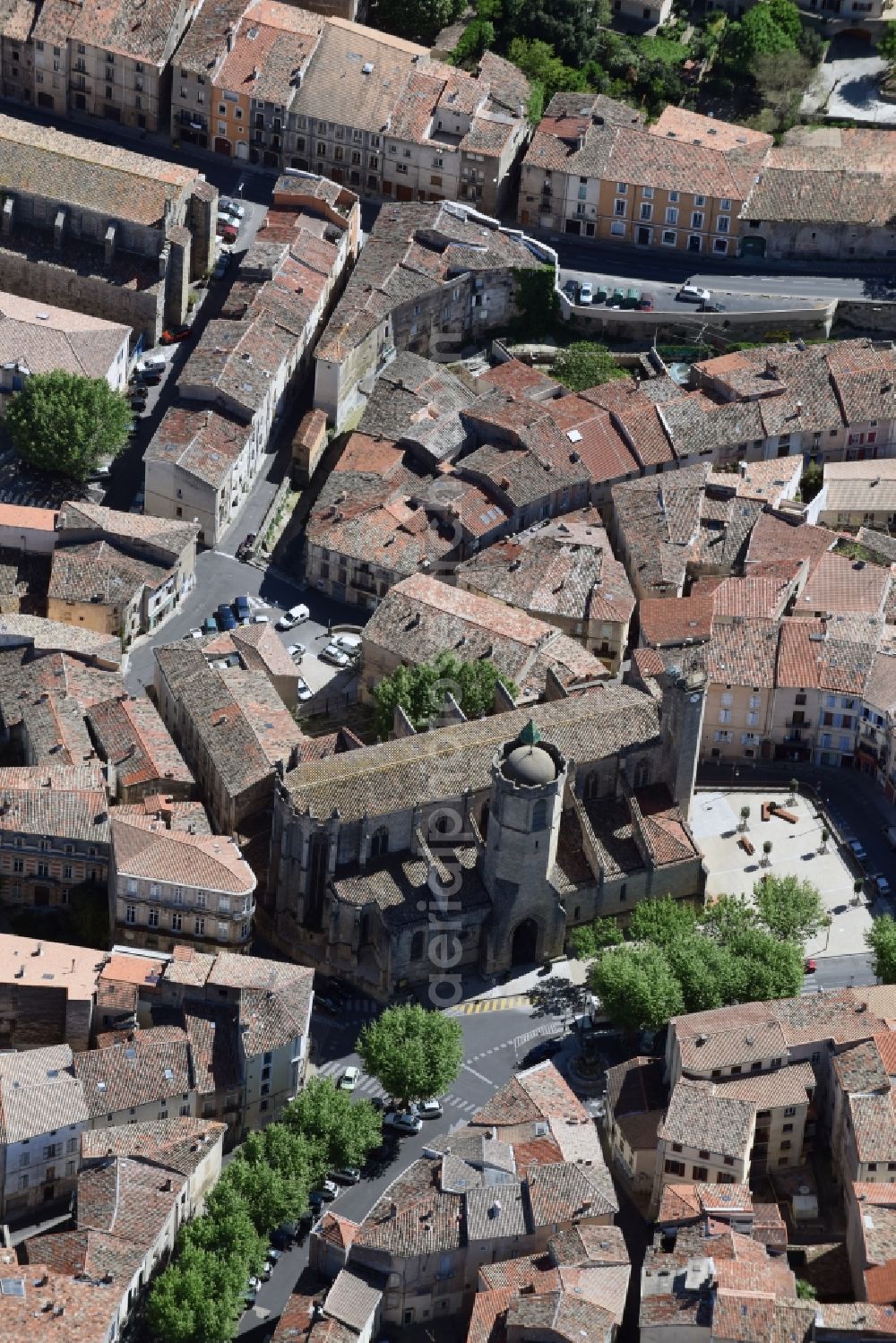 Aerial photograph Clermont-l'Hérault - Church building in Paroisse an der Rue Louis Blanc Old Town- center of downtown in Clermont-l'Herault in Languedoc-Roussillon Midi-Pyrenees, France