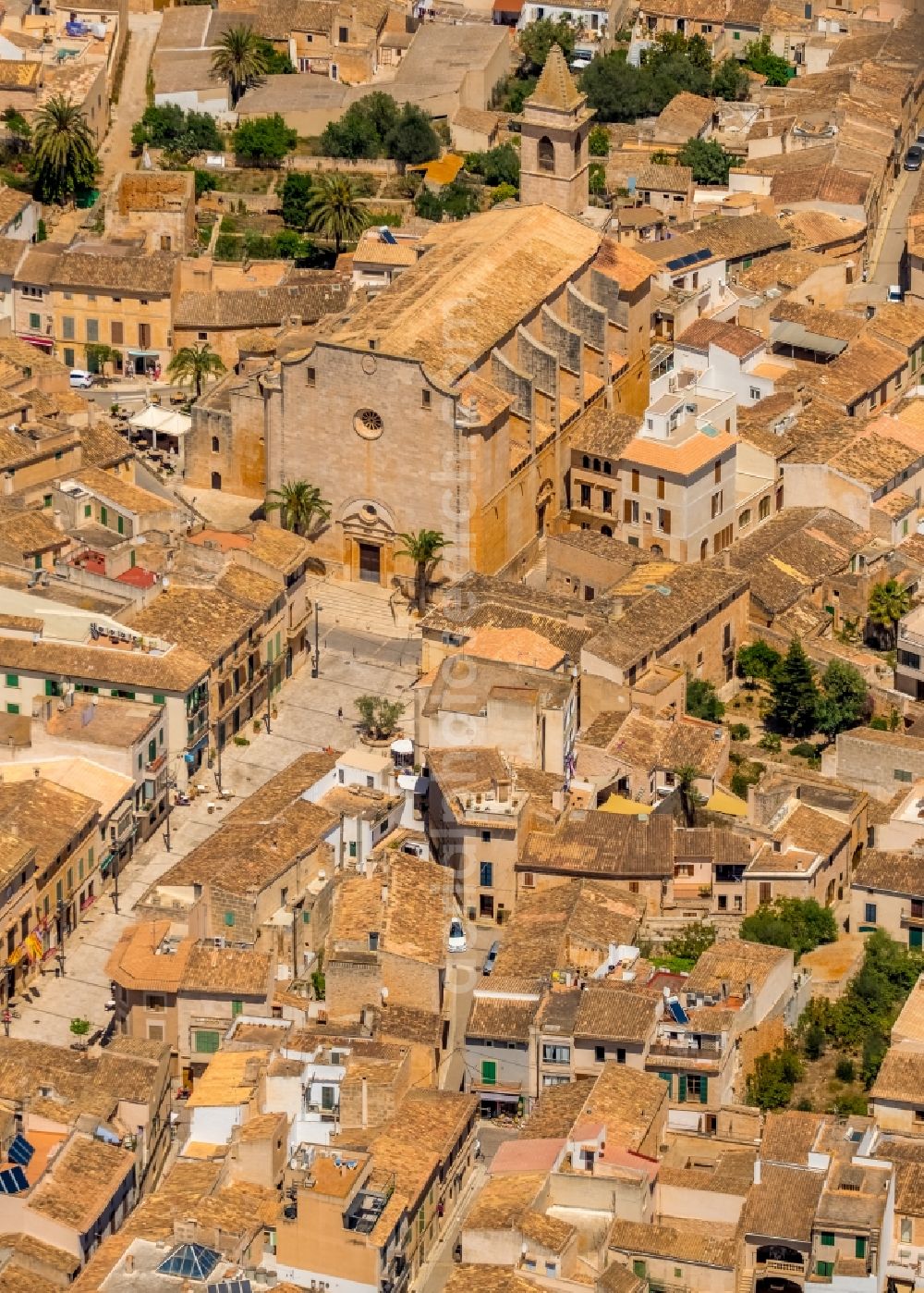 Santanyi from the bird's eye view: Church building ParrA?quia de Sant Andreu in the village of in Santanyi in Balearische Insel Mallorca, Spain