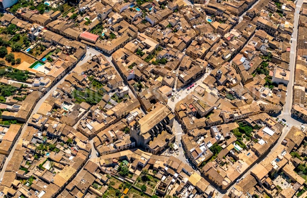 Santanyi from the bird's eye view: Church building ParrA?quia de Sant Andreu in the village of in Santanyi in Balearische Insel Mallorca, Spain