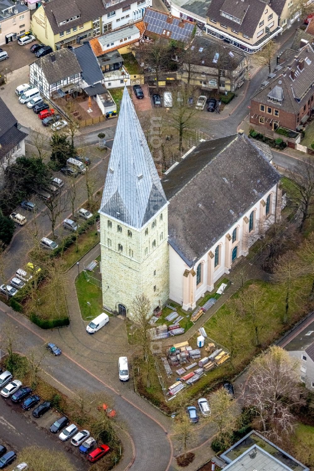 Aerial image Kamen - Church building of Pauluskirche on Kirchplatz and of Pfarrkirche Heilige Fonilie Dunkle Strasse in Kamen in the state North Rhine-Westphalia, Germany