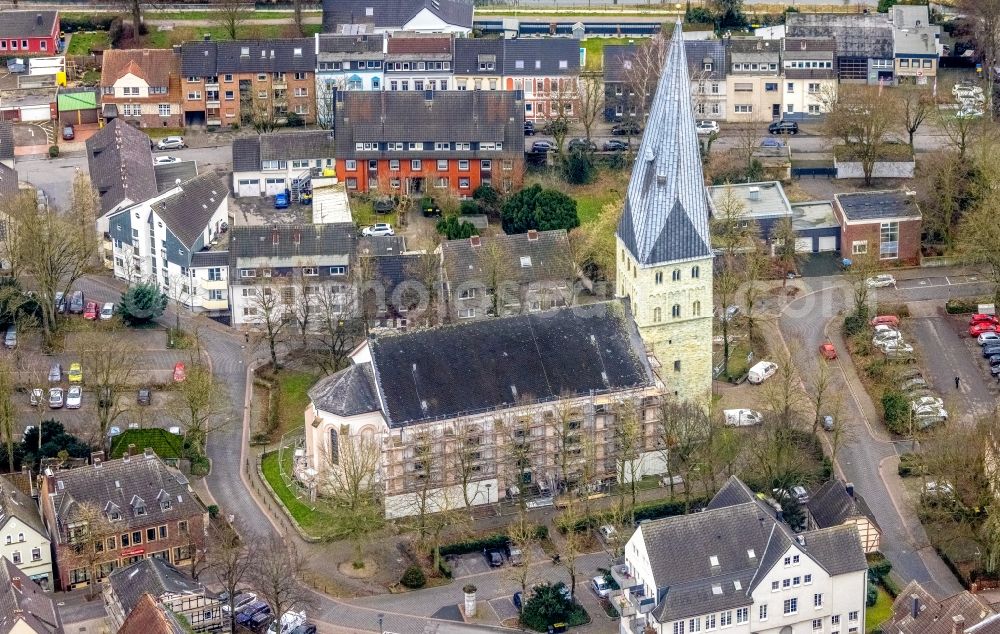 Kamen from above - Church building of Pauluskirche on Kirchplatz and of Pfarrkirche Heilige Fonilie Dunkle Strasse in Kamen in the state North Rhine-Westphalia, Germany