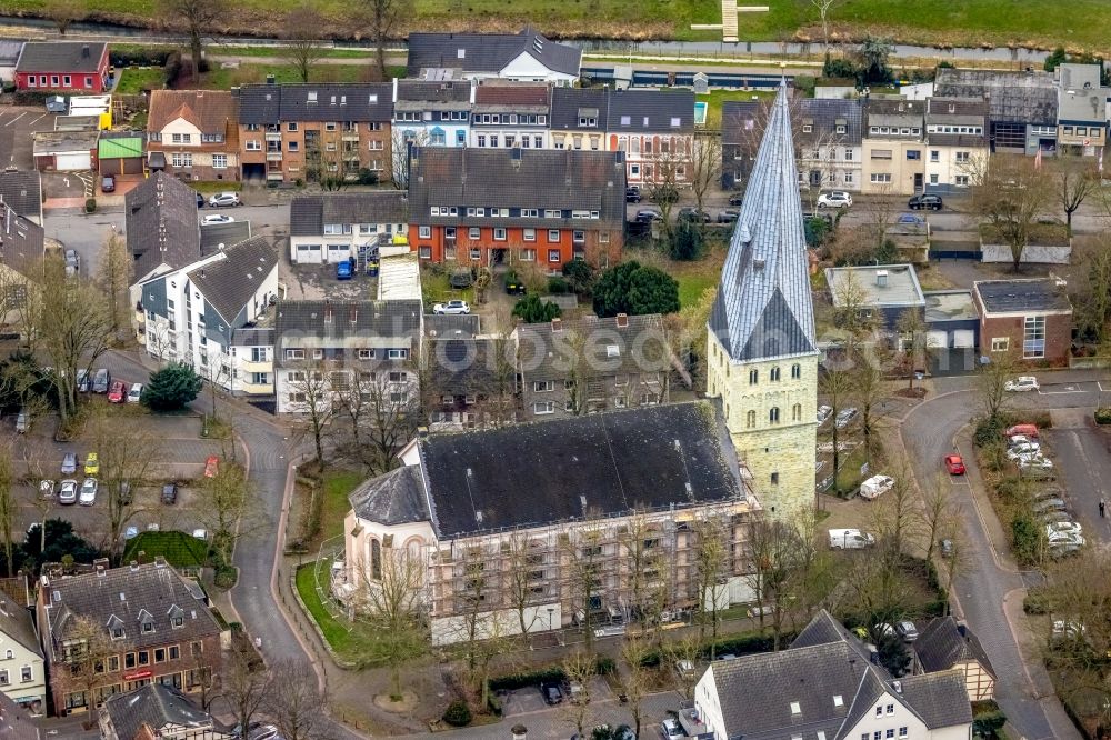 Kamen from the bird's eye view: Church building of Pauluskirche on Kirchplatz and of Pfarrkirche Heilige Fonilie Dunkle Strasse in Kamen in the state North Rhine-Westphalia, Germany