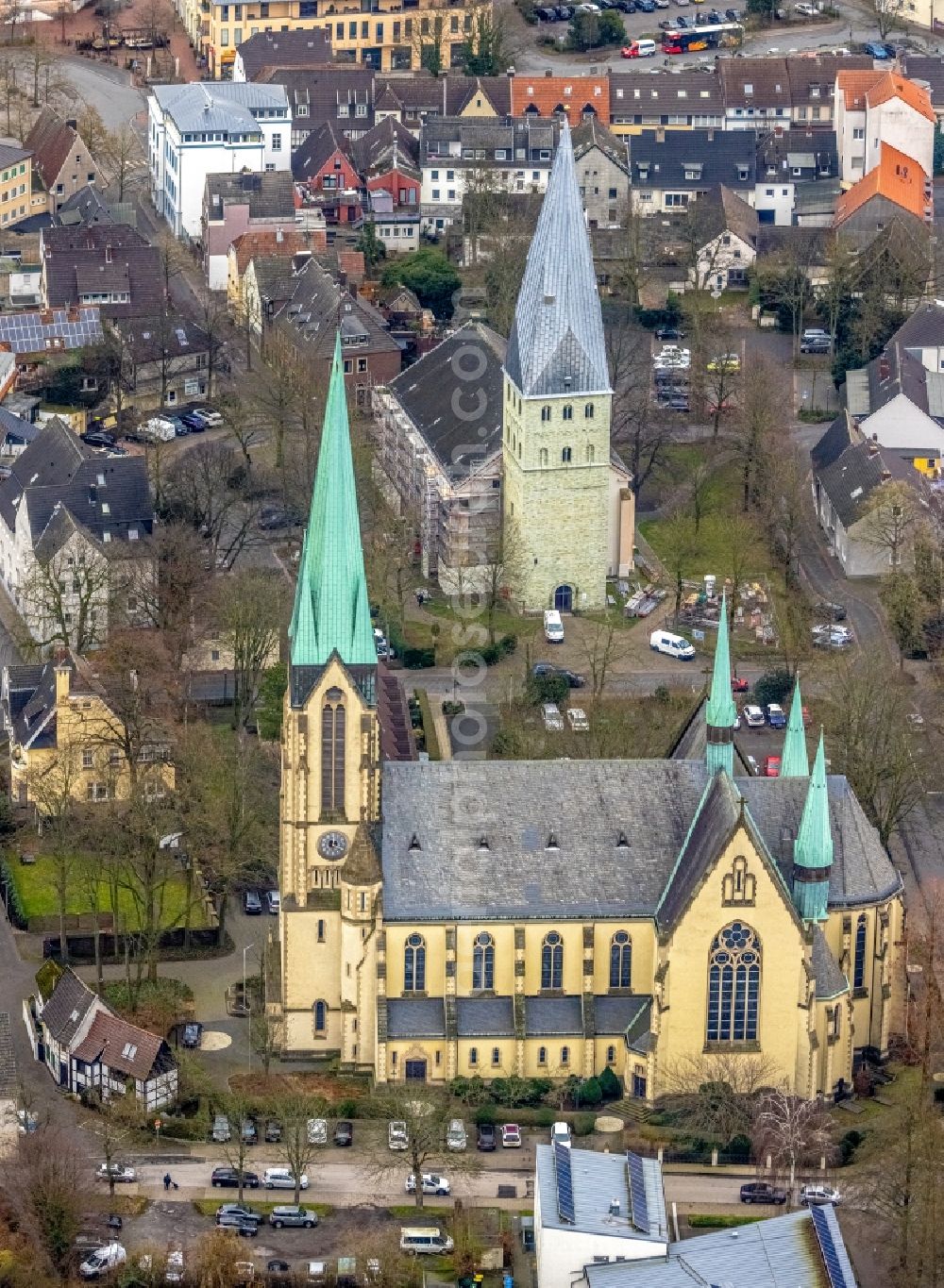 Kamen from the bird's eye view: Church building of Pauluskirche on Kirchplatz and of Pfarrkirche Heilige Fonilie Dunkle Strasse in Kamen in the state North Rhine-Westphalia, Germany