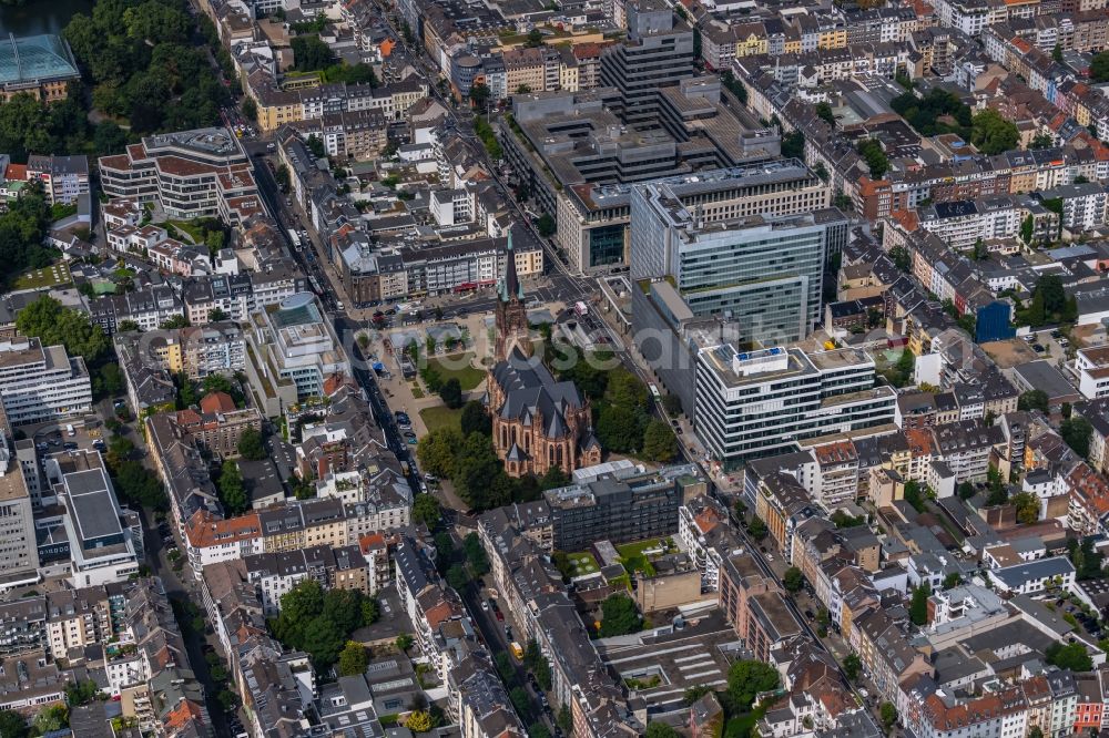 Aerial photograph Düsseldorf - Church building St. Peter in the district Unterbilk in Duesseldorf at Ruhrgebiet in the state North Rhine-Westphalia, Germany