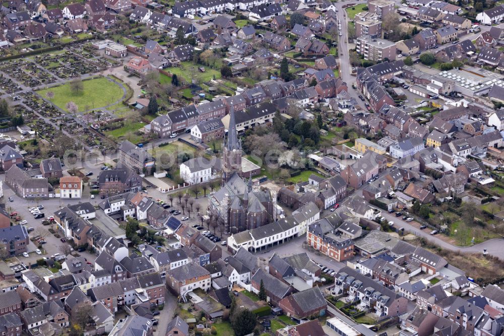 Aerial photograph Aldekerk - Church building St. Peter and Paul Aldekerk on the street Marktstrasse in Aldekerk in the federal state of North Rhine-Westphalia, Germany