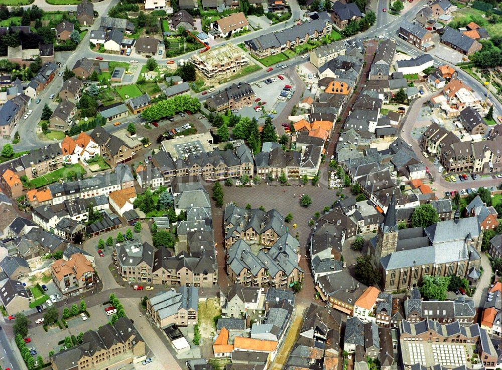 Straelen from the bird's eye view: Church building in St. Peter and Paul on Kirchplatz Old Town- center of downtown in Straelen in the state North Rhine-Westphalia, Germany