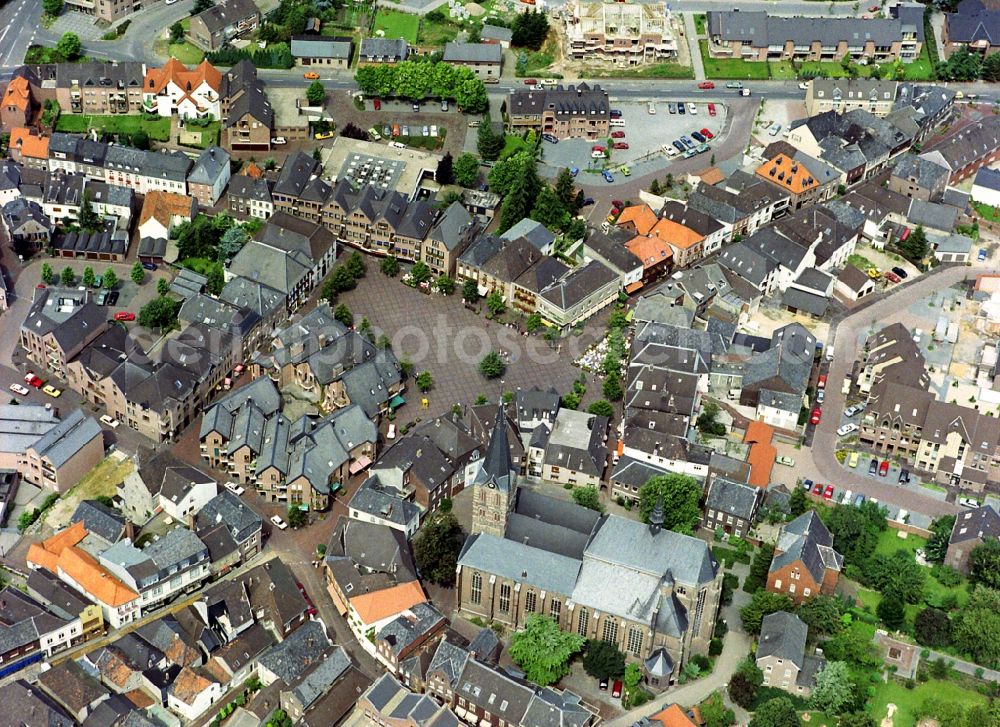 Aerial image Straelen - Church building in St. Peter and Paul on Kirchplatz Old Town- center of downtown in Straelen in the state North Rhine-Westphalia, Germany