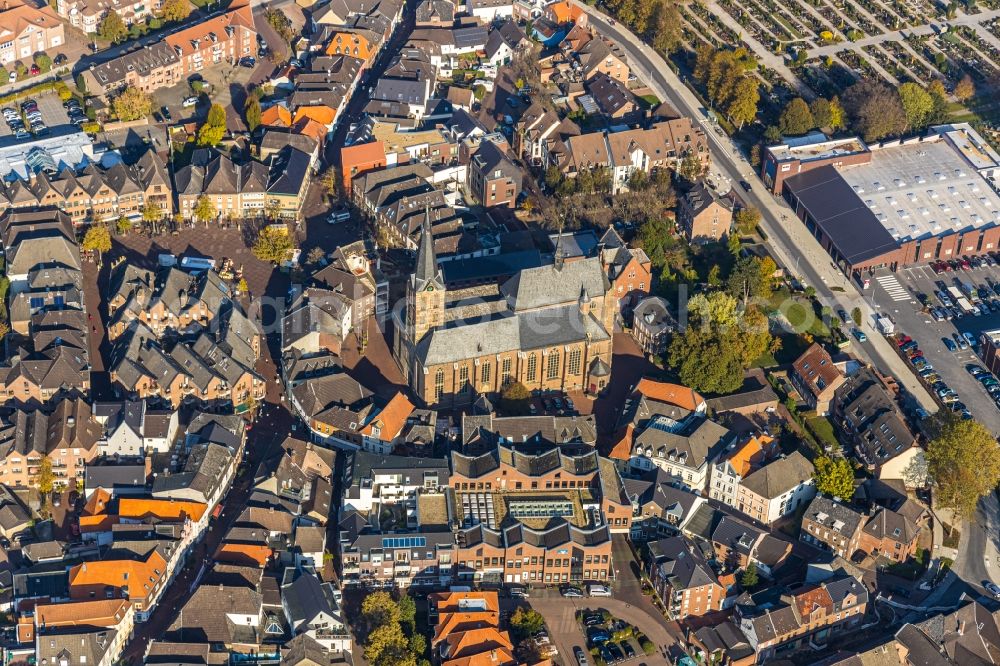 Aerial image Straelen - Church building in St. Peter and Paul on Kirchplatz Old Town- center of downtown in Straelen in the state North Rhine-Westphalia, Germany